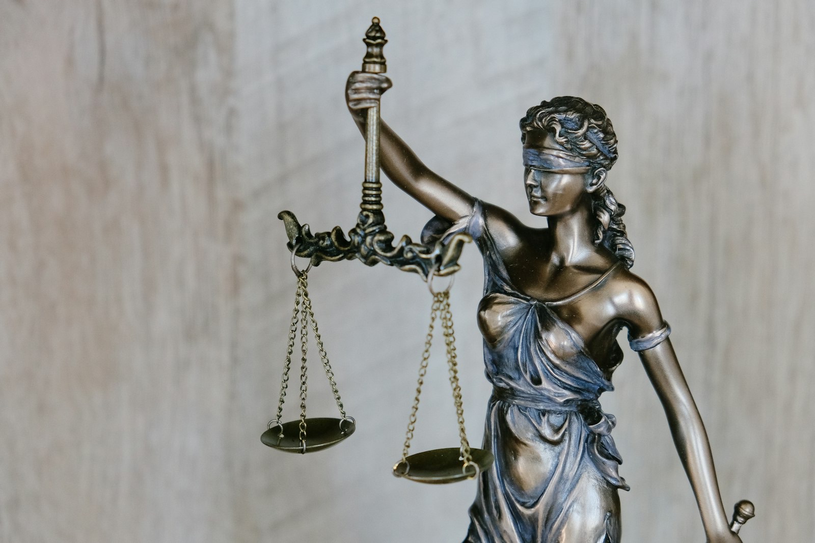 Estátua da Justiça em bronze segurando a balança